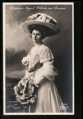 Prinzessin August Wilhelm von Preußen mit riesigem Hut, Ansichtskarte 