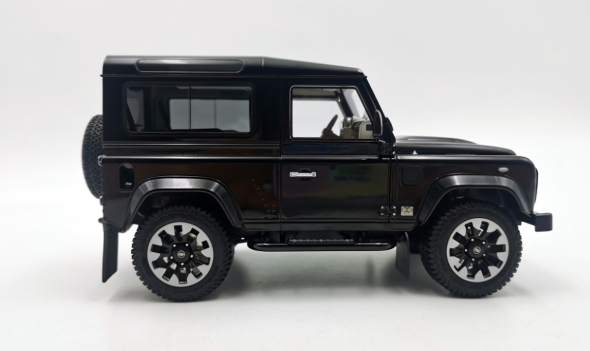 1/18 LCD-Model Land Rover Defender 90 Works V8 70th Edition Black