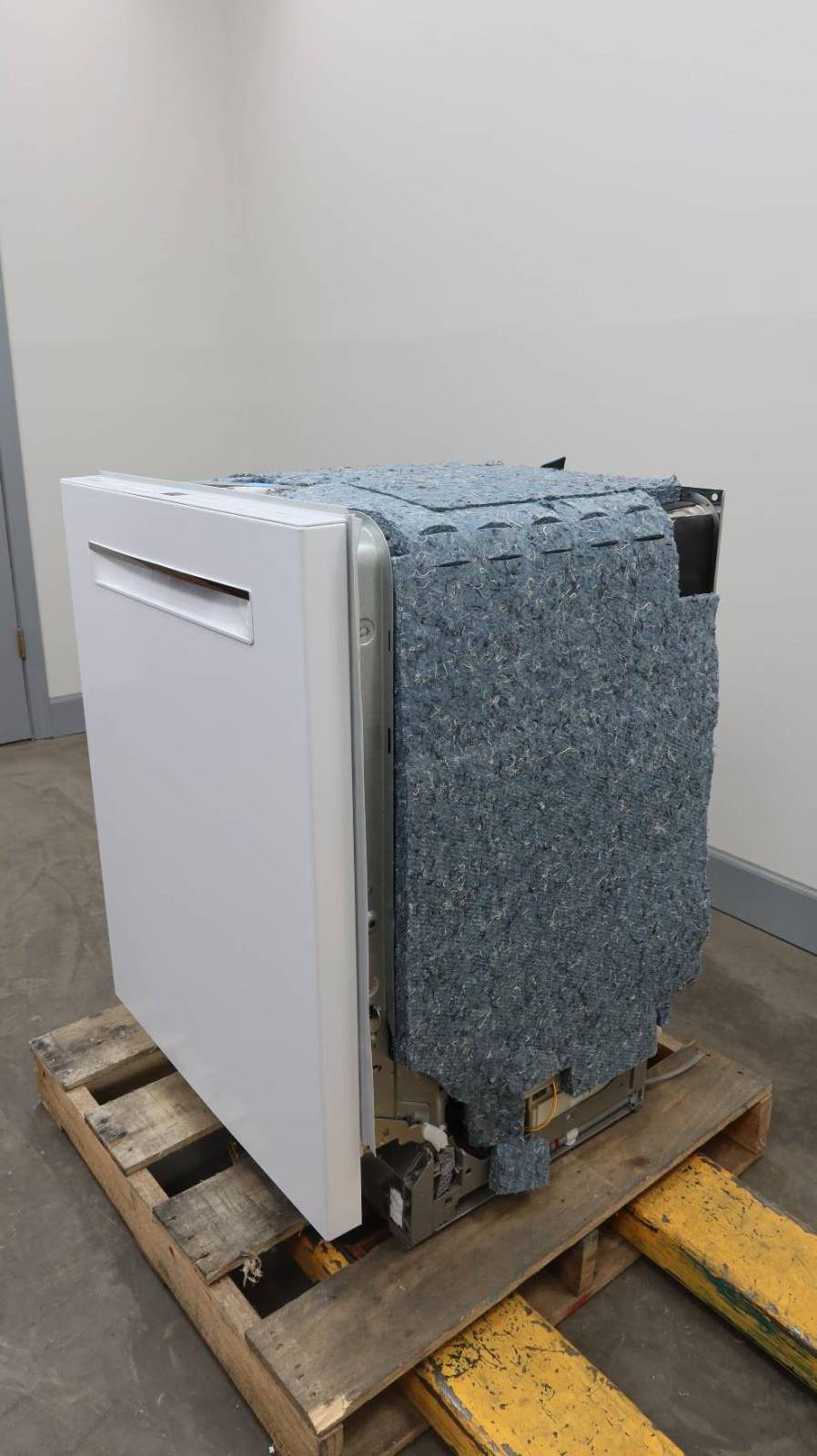 Bosch 500 Series 24" 44dB AutoAir White Fully Integrated Dishwasher