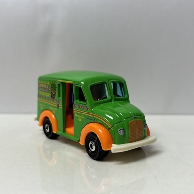 1937-1986 Divco Milk Truck Collectible 1/64 Scale Diecast Diorama Model