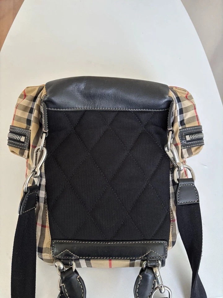 Mochila Burberry súper linda mochila nailon beige cuadros usada buen estado Foto 4 de 4