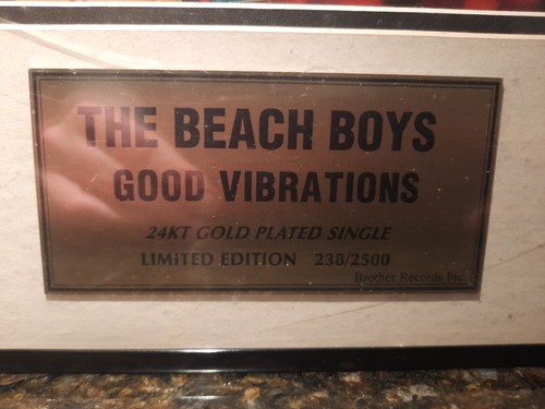 THE BEACH BOYS 24k gold plated 45 rpm record limited edition of 2500. 238/2500 - Foto 2 di 4