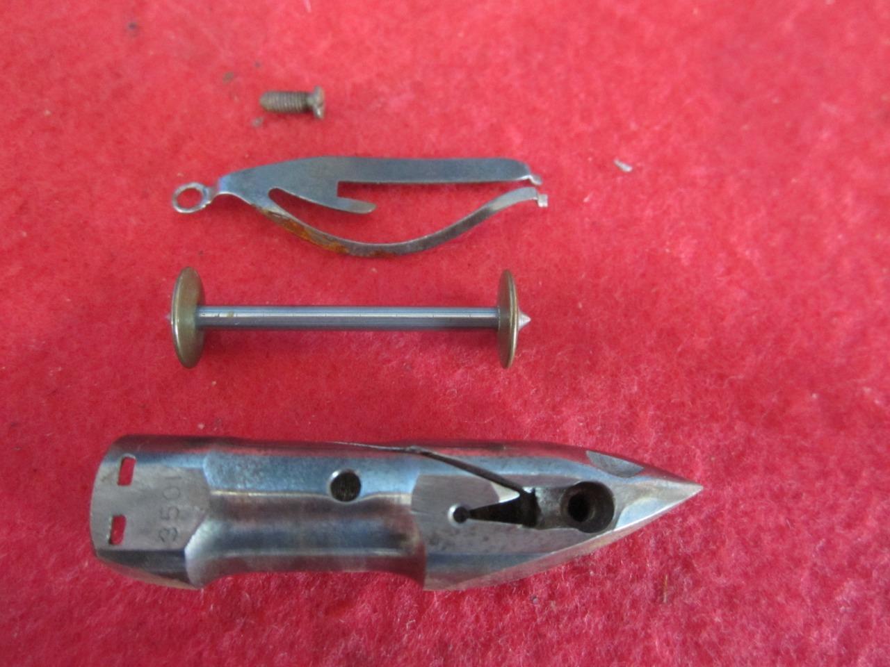 VINTAGE SINGER TREADLE SEWING MACHINE SHUTTLE & 1 BOBBIN 27 28 127 128