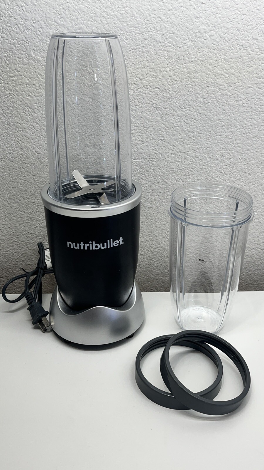 NutriBullet Pro 900 Blender | Matte Black w/ 32 oz Cups | Great Condition!
