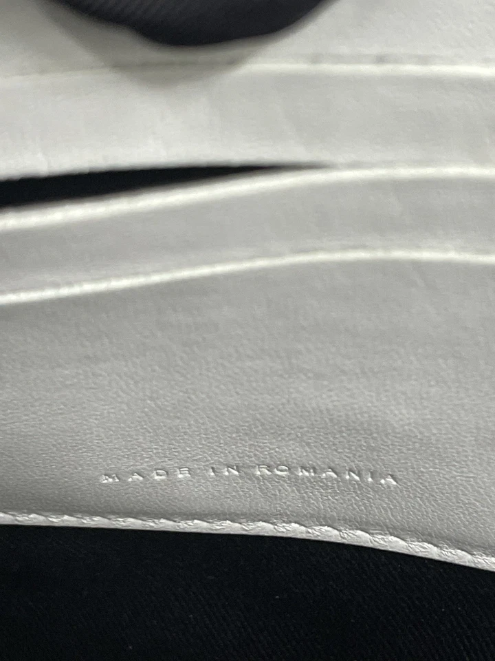 Nuevo con etiquetas Bolso Muñequera Versace La Medusa Blanco Acolchado Cuero Logo Dorado $1395. Foto 3 de 4