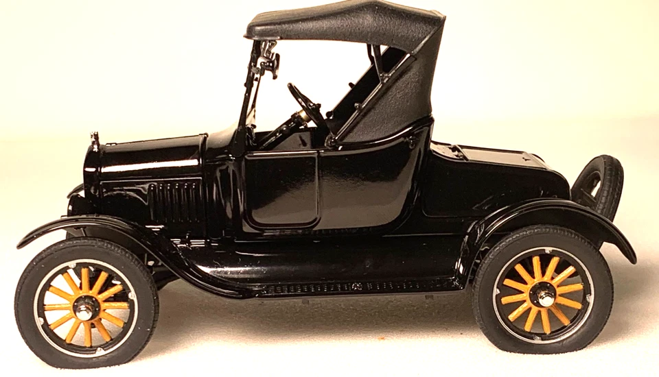 Danbury Mint 1925 Ford Model T Runabout Black scale 1:32 Inventory# 4461 - Image 4 of 4