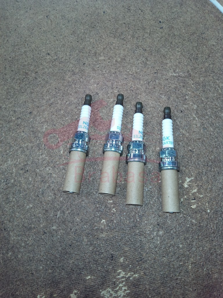 Opened box 4X Subaru Outback 2.5L Non-Turbo 2013-2019 Spark Plugs 22401-AA781