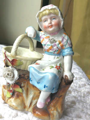 antike Figur Mädchen  mit Korb,Conta & Böhme Pößneck um 1900 Feinkeramik
