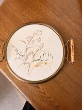 Rundes Messingtablett Blumenmotiv Bambusgriff