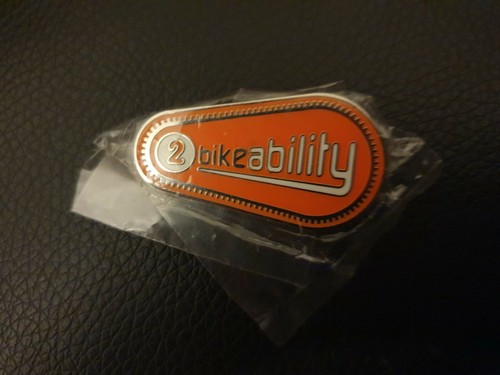 Emaille Bikeability Level 2 Pin Anstecker orange Radsport