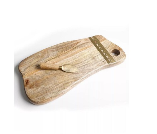 Tabla de servir de madera Cravings by Chrissy Teigen con adornos de metal y cuchillo para queso