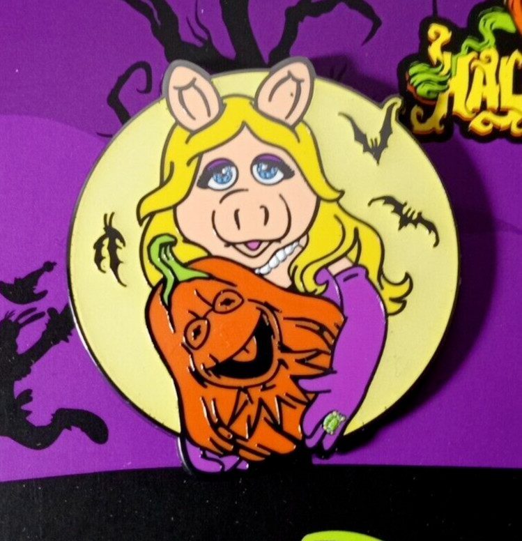 Miss Piggy with Kermit the Frog Squash 2024 Muppets Halloween Disney Pin 167992