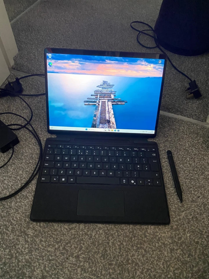 Microsoft Surface Pro 8 i5  16GB 256GB Keyboard and Pen - Image 3 of 4