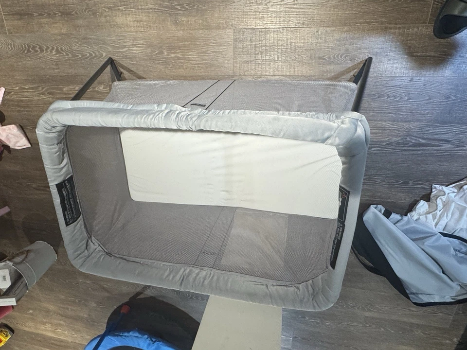 Cuna portátil ligera de viaje Baby Bjorn Pack N Play con estuche gris claro Foto 4 de 4