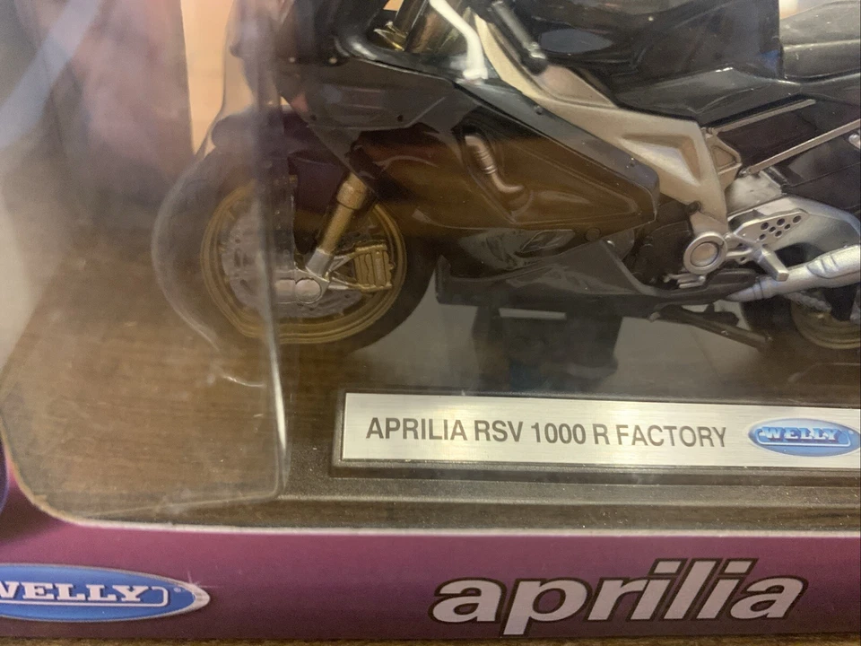Welly 1-18 Diecast Aprilia RSV 1000 R Factory  - Image 2 of 4