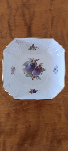 Meissen Porzellan kleine Schale mit Relief und Pflaumenmotiv  1. Wahl