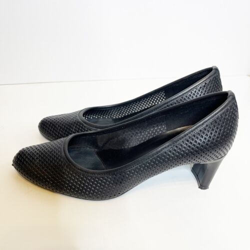 Zapatos de salón clásicos acolchados Vaneli negros de cuero perforado con punta de almendra de 6,5 M - Imagen 4 de 7