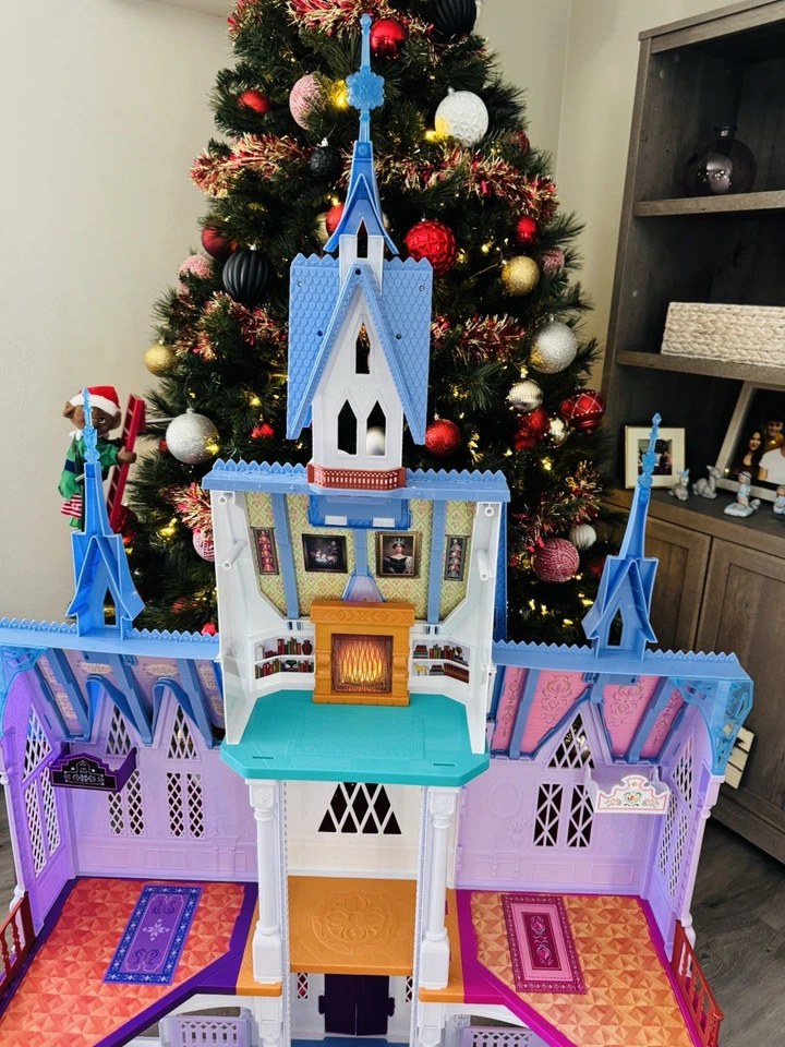 Frozen 2 Ultimate Arendelle 5’ Big Castle Playset & acc’s. Light Stage Works! - Image 2 of 4