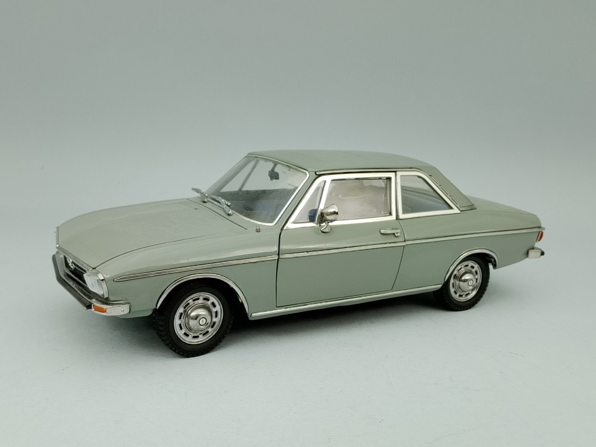 Audi 100 LS (1972) - Signature 1:18