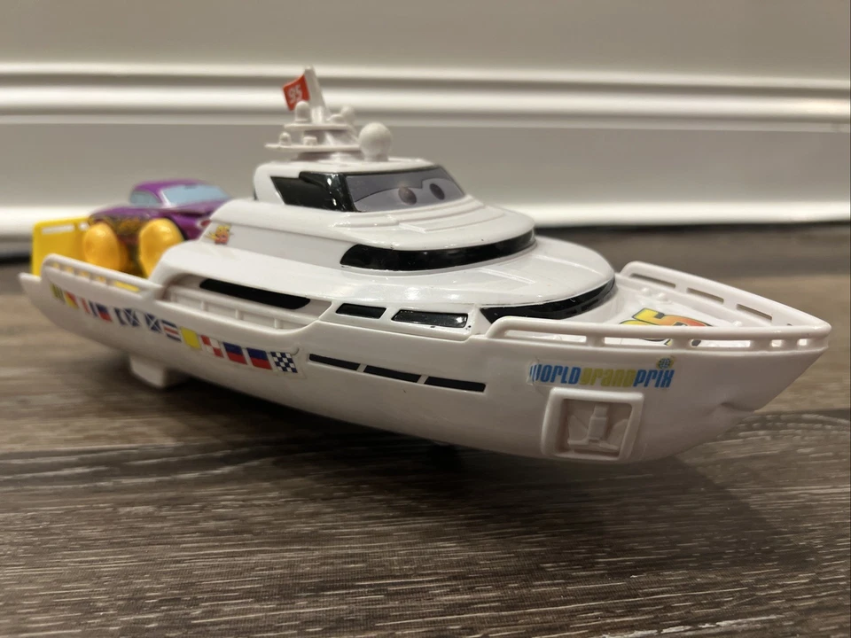 Disney - Cars 2 -  Porto Corsa Splash 'N' Race Yacht Boat Playset w/ Ramone - Image 3 of 4