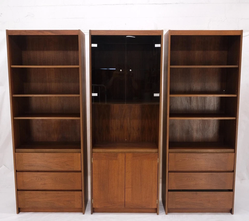 3 bahías Mid-Mentury moderno puertas de vidrio nogal librería unidad de pared gabinete de curiosidades Foto 3 de 4