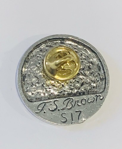 TABLERO DE DARDOS PLATA PELTRE PIN INSIGNIA ORGANZA BOLSA Y CAJA DE REGALO OPCIÓN CUMPLEAÑOS NAVIDAD - Imagen 2 de 12