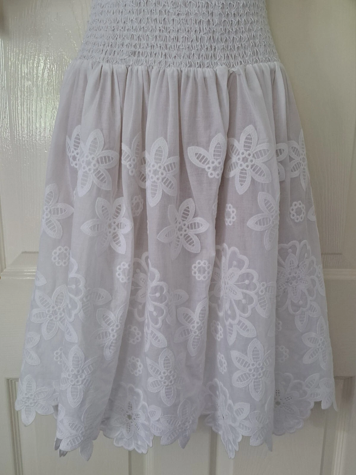 Abito Kate Spade Broderie Anglaise taglia S sopra il ginocchio vita fumè bianco nuovo con etichette