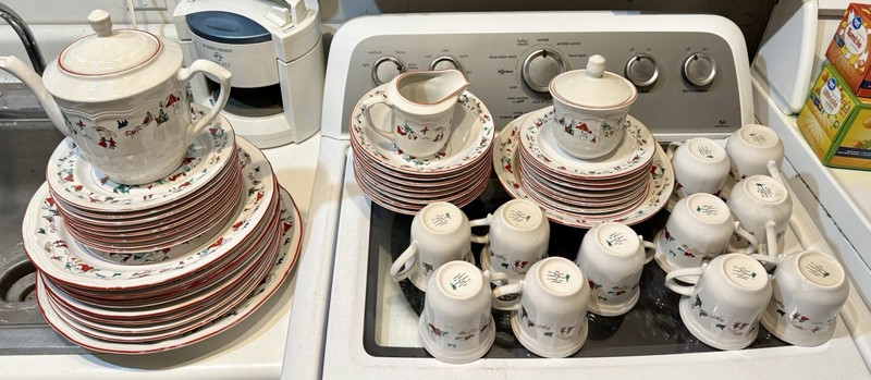 SET OF 8 FARBERWARE WHITE CHRISTMAS DINNERWARE WITH SERVING PIECES, GLASSWARE