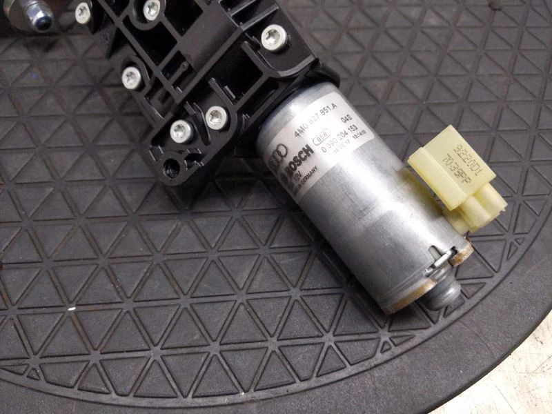 Audi Q7 2017-2019 bisagra de tapa de maletero con elevación eléctrica lado del conductor OEM Foto 4 de 4