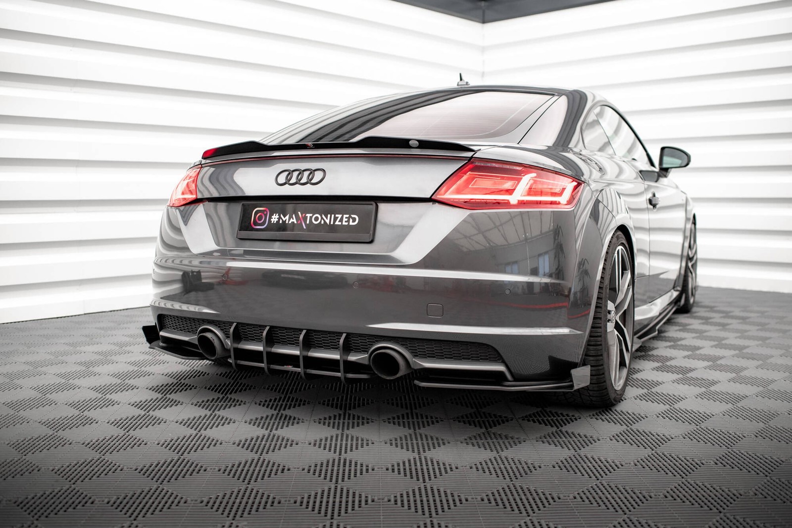 Diffuseur arrière central Maxton Street Pro pour Audi TT S-Line 8S rouge