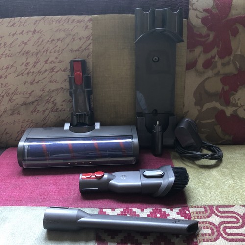 Dyson V8 Soft Roll Bürstenkopf + Ladegerät Dockingstation + mehr