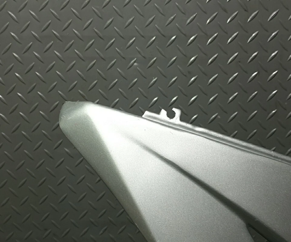 ♻️ Triumph Daytona 600 2002 - 2004 carenagem inferior direita acabamento painel capuz prata ♻️ - Imagem 2 de 4