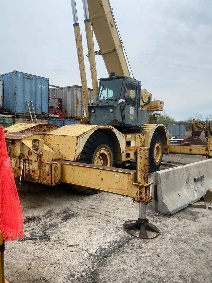 Grúa Grove RT65S 1979 35 toneladas terreno áspero motor Cat 4x4 - usada Foto 2 de 4