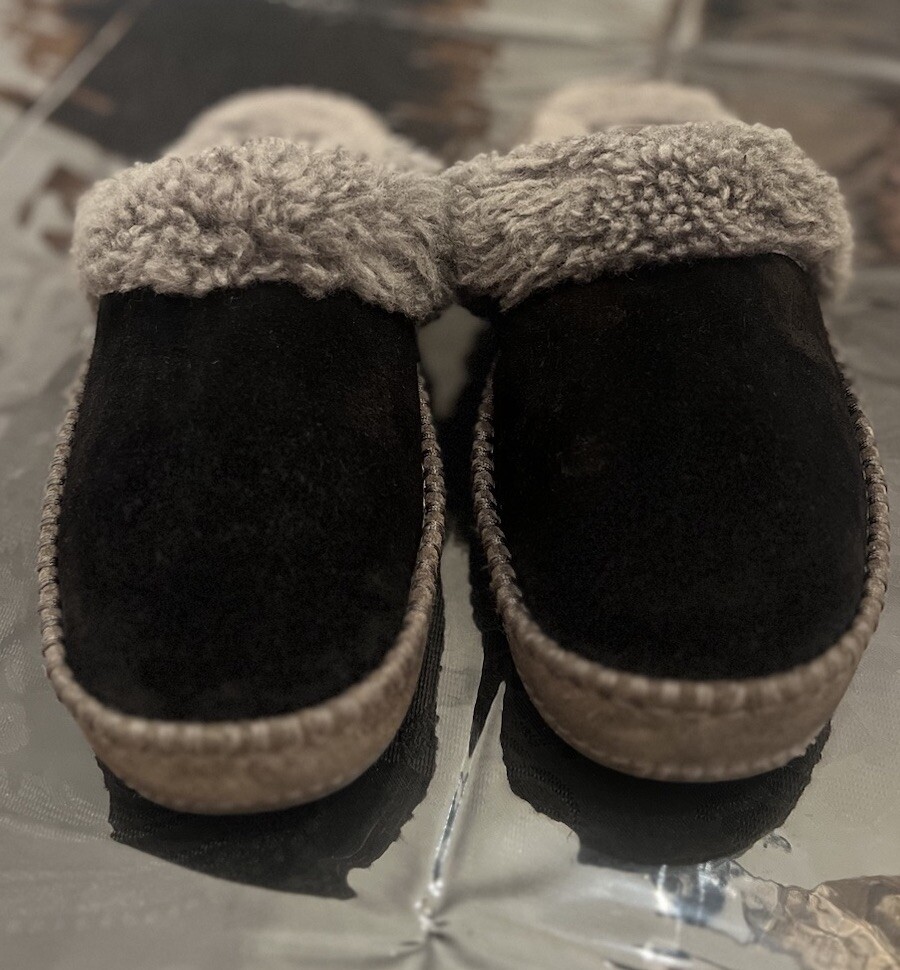 uggs slippers - image 2