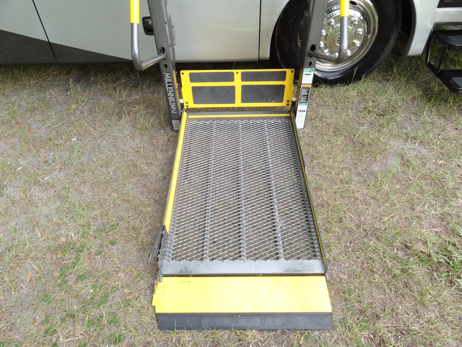 2007 EXPEDITION 38 N~DIESEL~HANDICAP WHEEL CHAIR LIFT~19K MILES~NEW TIRES~BEAUTY