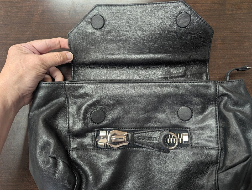  L.A.M.B. Bolso sin asas de cuero negro para mujer $298 al por menor Foto 2 de 4