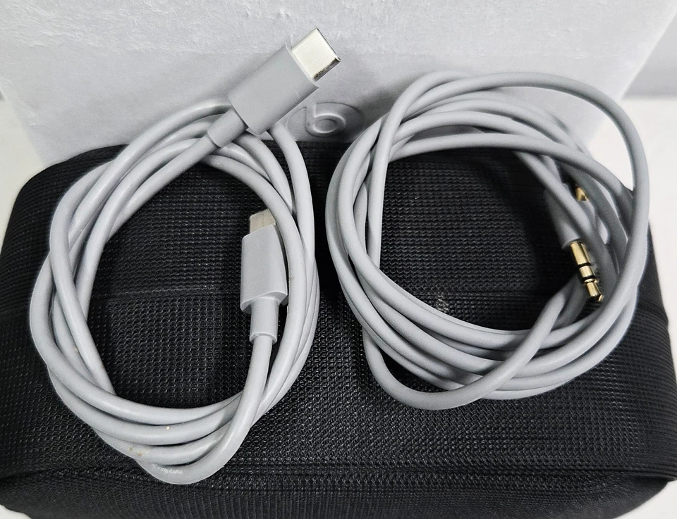 Beats Studio Pro Wireless Over-Ear Noise-Cancelling Headphones Black A2924 - Image 3 of 4