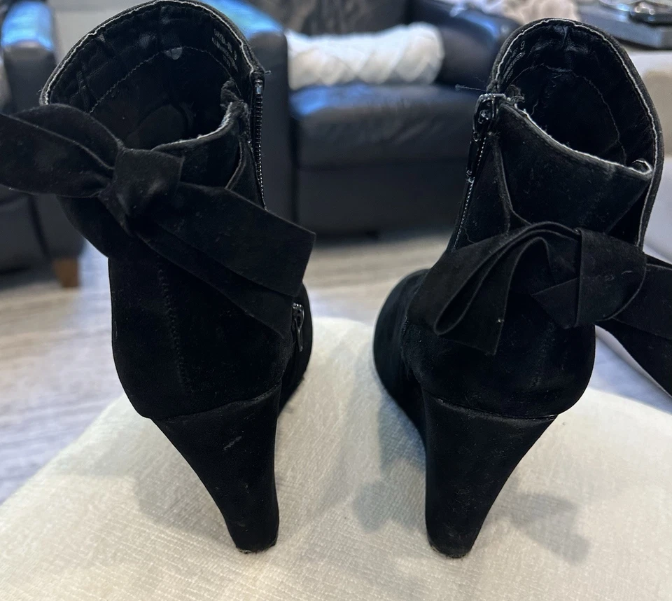 Bamboo Sz 9 Black Wedge Heel Ankle Boots NWOT Sueded - Image 3 of 4