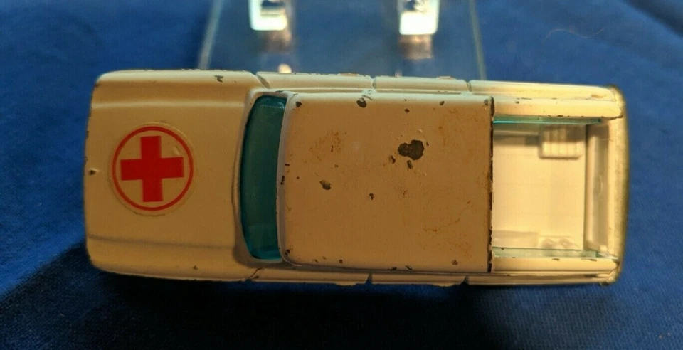 Vintage TOY CAR CORGI JUNIORS STUDEBAKER WAGONAIRE AMBULANCE - Image 4 of 4