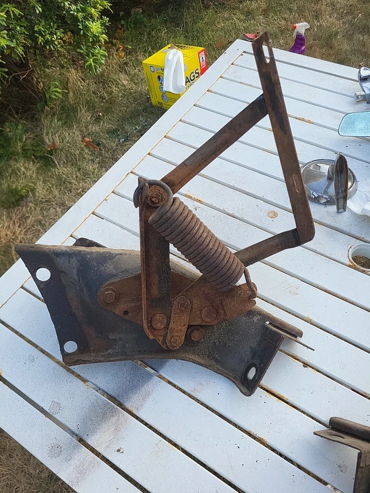 1966 BUICK RIVIERA GS HOOD HINGES AND HOOD HINGE SUPPORT BRACKETS LH RH SOLID - Image 2 of 4