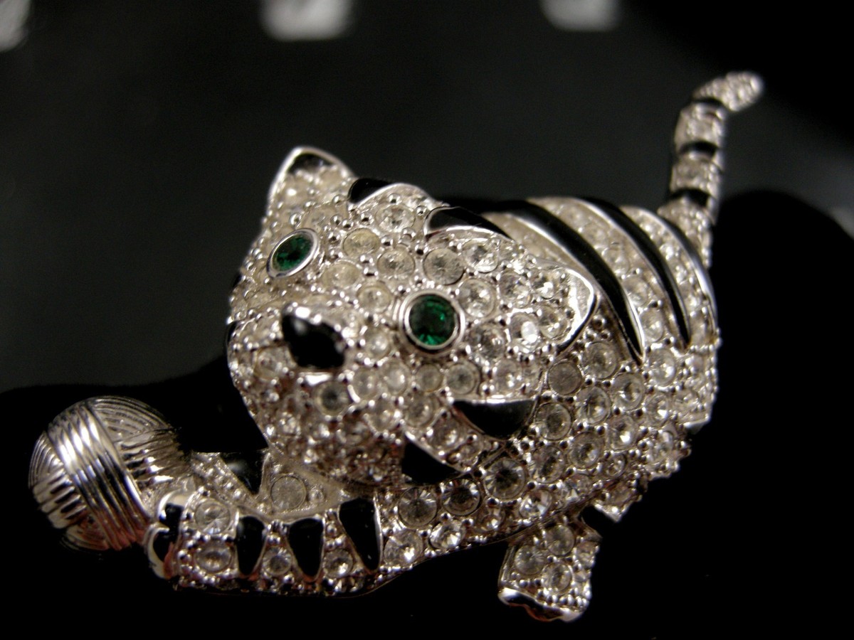 SIGNED SWAROVSKI TABBY CAT PIN ~BROOCH RETIRED RETIRED RARE NEW