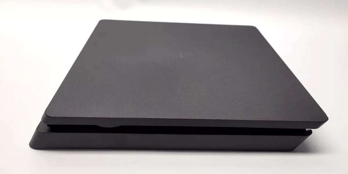 Sony revela modelo branco do PS4 Slim