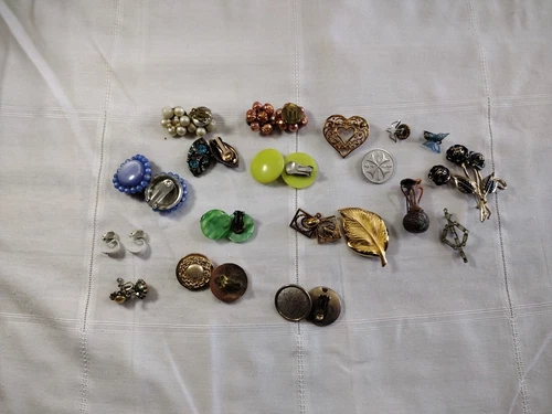 Vintage Fashion Costume Jewelry Lot Assorted Clip On Earrings And Pins Brooches