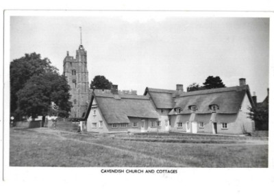 Cavendish Kirche und Cottages, Suffolk, RP Postkarte.