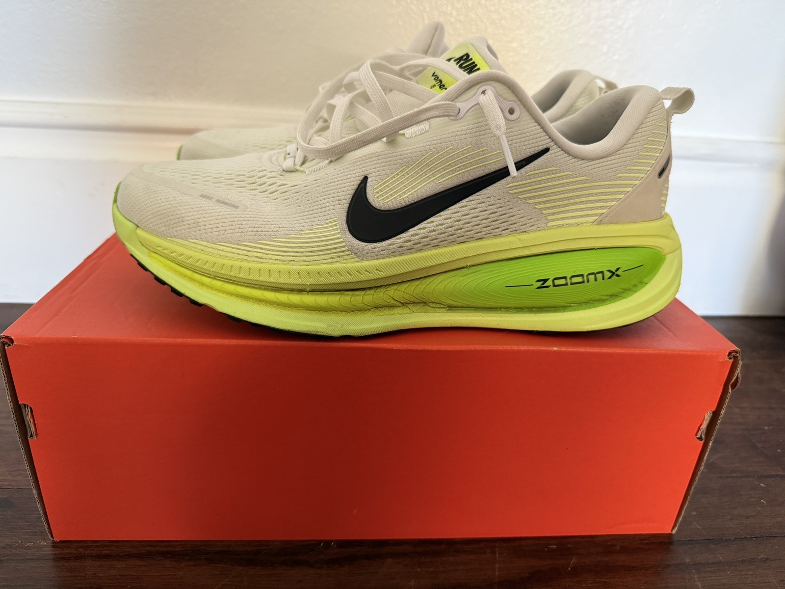 Men’s Nike Vomero 18 Hm6803-100 Size 10.5 Electric Green