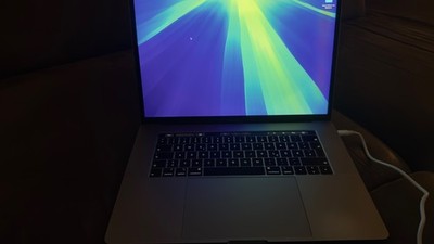 Apple MacBook Pro 15 Zoll (256GB SSD, Intel Core i7 8. Gen, 4,10GHz, 16GB, Touch