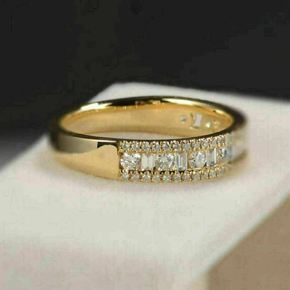 Anillo de boda de diamantes VVS1 de corte redondo de 1,50 quilates enchapado en oro amarillo de 14 quilates Foto 3 de 4