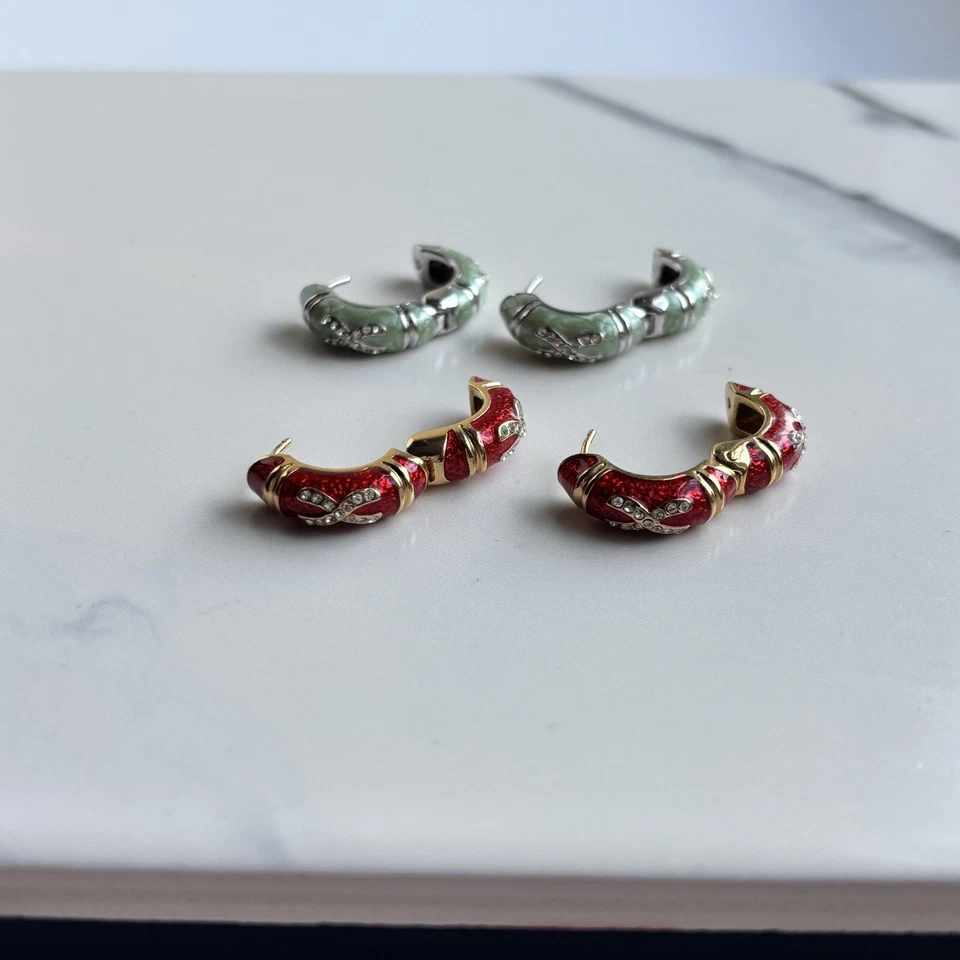 Juego de 2 pendientes de aro Huggie esmalte epoxi dorado LAUREN G ADAMS verde y rojo Foto 4 de 4