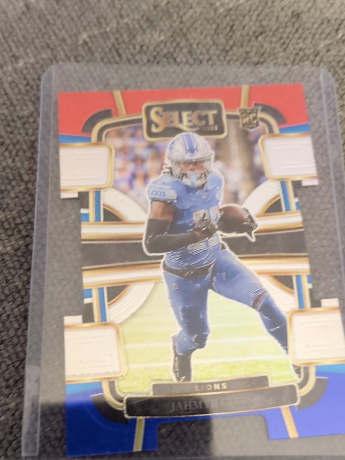 2023 Panini Select - Concourse Jahmyr Gibbs #34 Red & Blue Prizm Die-Cut (RC)
