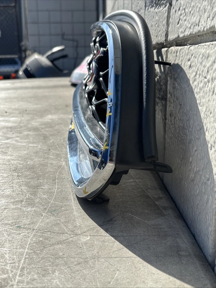 2021-2024 MINI COOPER COUNTRYMAN S UPPER GRILLE OEM USED Foto 2 de 4